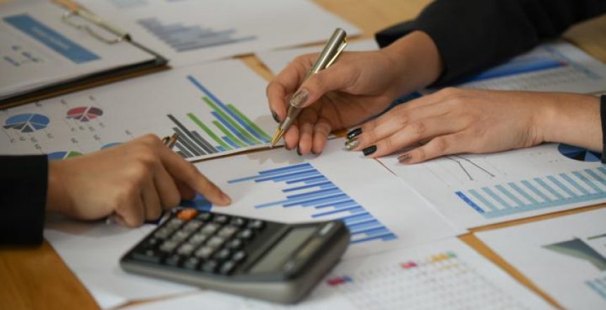 Cropped shot of Accounting staff are using calculators and graph ניוזלטר אוגוסט 2021